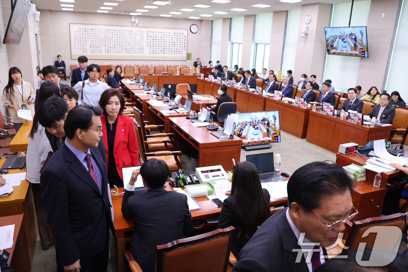 (서울=뉴스1) 신웅수 기자 = 30일 서울 여의도 국회에서 열린 윤석열정권정치검찰조작기소의혹사건진상규명국정조사특별위원회 전체회의에서 국민의힘 의원들이 퇴장하고 있다. 2026.4 …