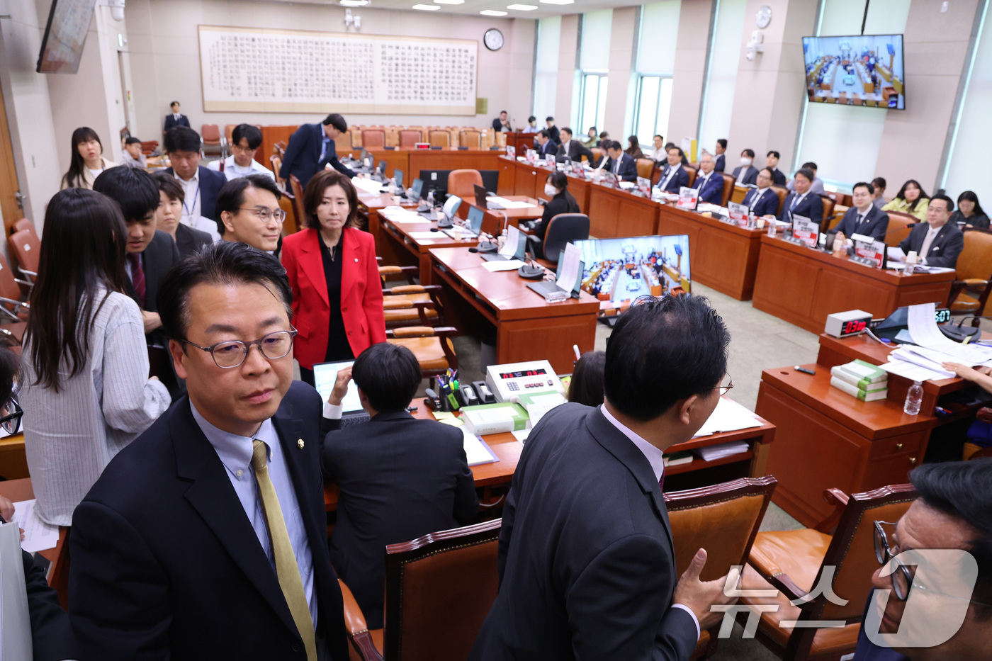 (서울=뉴스1) 신웅수 기자 = 30일 서울 여의도 국회에서 열린 윤석열정권정치검찰조작기소의혹사건진상규명국정조사특별위원회 전체회의에서 국민의힘 의원들이 퇴장하고 있다. 2026.4 …