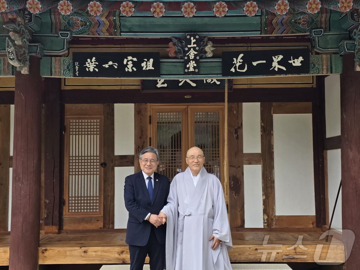 (서울=뉴스1) = 허민 국가유산청장이 30일 오후 전남 순천 대한불교조계종 송광사에서 방장 현묵스님과 기념 촬영을 하고 있다. (국가유산청 제공. 재판매 및 DB 금지)  202 …