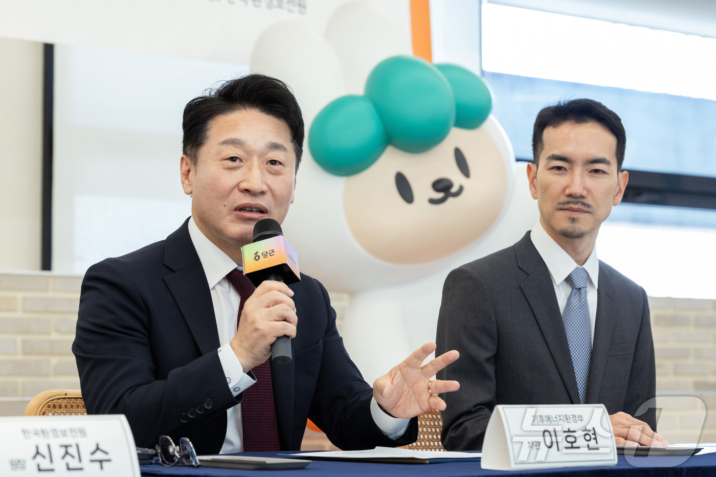 (서울=뉴스1) = 이호현 기후에너지환경부 2차관이 30일 서울 서초구 소재 당근마켓 본사에서 열린 탄소중립 실천 확산을 위한 업무협약식에서 인사말을 하고 있다. (기후에너지환경부 …