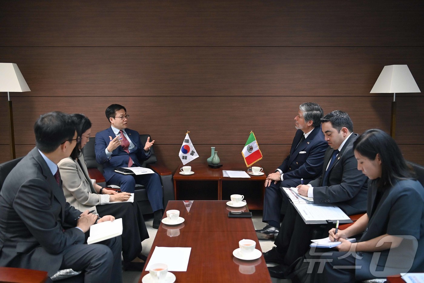 (서울=뉴스1) = 여한구 산업통상부 통상교섭본부장이 30일 오후 서울 중구 대한상공회의소에서 카를로스 페냐삐엘 소토 주한멕시코대사와 면담을 하고 있다. (산업통상부 제공. 재판매 …