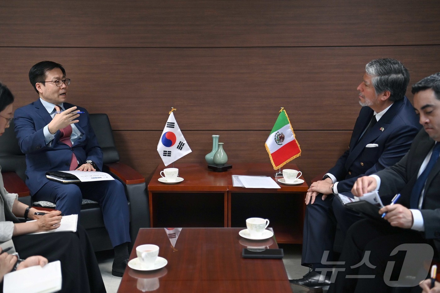 (서울=뉴스1) = 여한구 산업통상부 통상교섭본부장이 30일 오후 서울 중구 대한상공회의소에서 카를로스 페냐삐엘 소토 주한멕시코대사와 면담을 하고 있다. (산업통상부 제공. 재판매 …