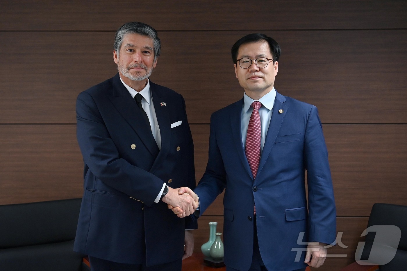 (서울=뉴스1) = 여한구 산업통상부 통상교섭본부장이 30일 오후 서울 중구 대한상공회의소에서 카를로스 페냐삐엘 소토 주한멕시코대사와 기념 촬영을 하고 있다. (산업통상부 제공. …