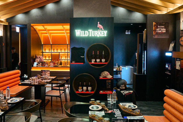 "언제 어디서나 즐기는 버번"…성수동 바비큐 만난 '와일드 터키'[르포]