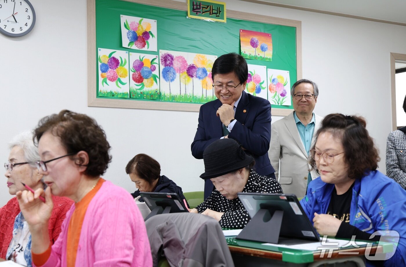 본문 이미지 - 최교진 교육부 장관이 지난달 28일 수원제일평생학교에서 늦깎이 학생들의 생성형 AI 수업을 참관하고 있다.(교육부 제공)