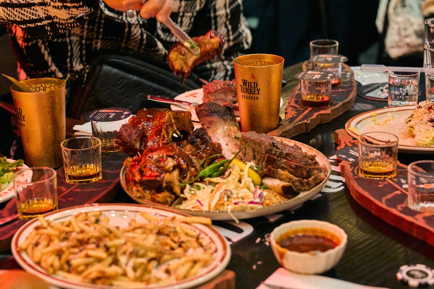 본문 이미지 - 서울 성동구 성수동에 마련된 와일드 터키 팝업 스토어 '켄터리 인 서울' 매장 내 차려진 문츠바베큐 메뉴와 칵테일 사진.(캄파리코리아 제공)