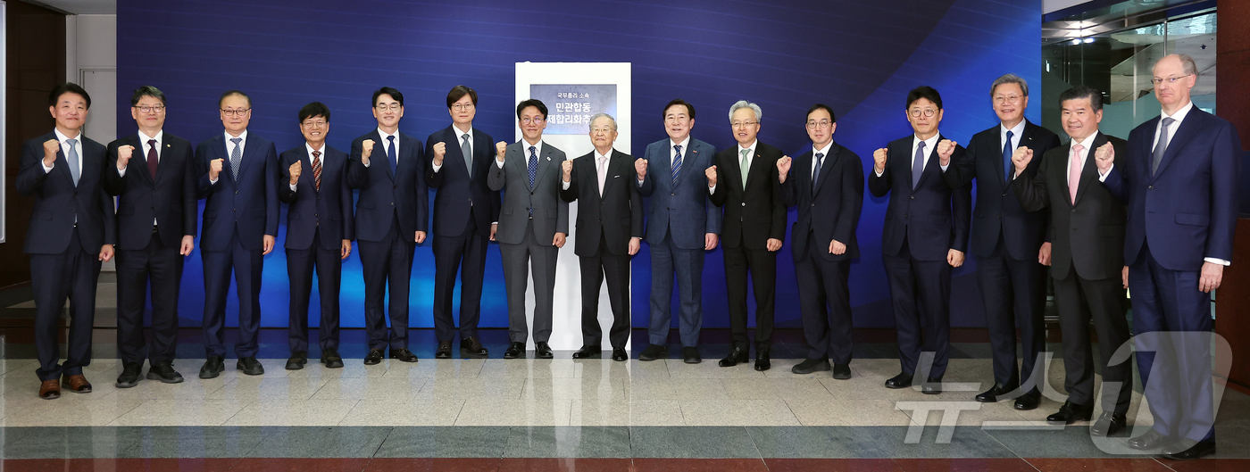 (서울=뉴스1) 김성진 기자 = 김민석 국무총리가 30일 서울 중구 부영태평빌딩에서 열린 민관 합동 규제합리화추진단 현판식에서 손경식 한국경영자총협회 회장, 김기문 중소기업중앙회 …