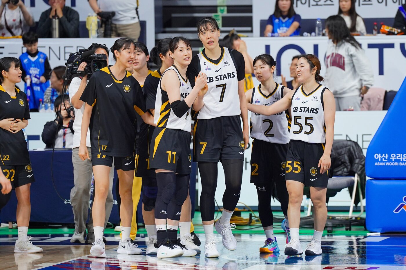 본문 이미지 - KB스타즈 강이슬(왼쪽)과 박지수.(WKBL 제공)