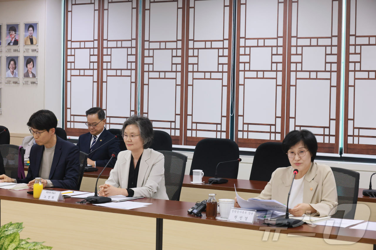 (서울=뉴스1) = 원민경 성평등가족부 장관이 30일 오후 정부서울청사에서 열린 '형사미성년자(촉법소년) 연령 사회적 대화 협의체 4차 회의'에서 노정희 공동위원장 및 협의체 위원 …