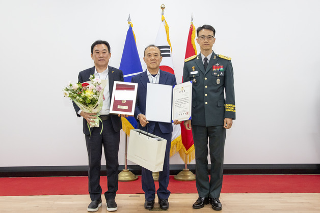 53사단 부산여단, 6·25 참전용사 유가족에 화랑무공훈장 전수