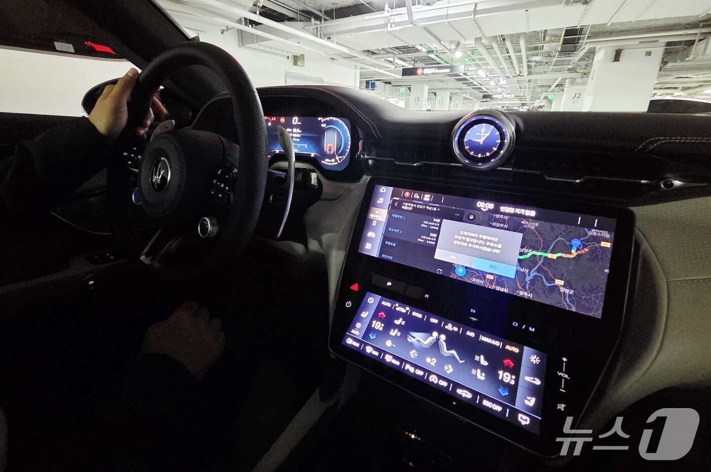 본문 이미지 - 마세라티 그란카브리오 트로페오 실내  ⓒ 뉴스1 박기범 기자 