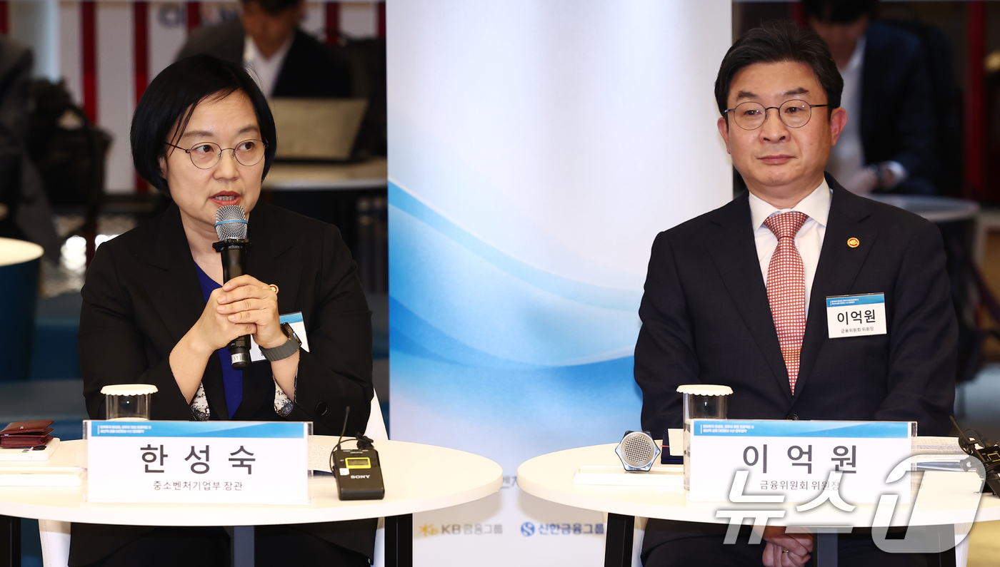 (서울=뉴스1) 김민지 기자 = 한성숙 중소벤처기업부 장관이 30일 오후 서울 강남구 역삼 팁스타운에서 열린 벤처투자 활성화·모두의 창업 프로젝트 및 생산적 금융 대전환을 위한 업 …