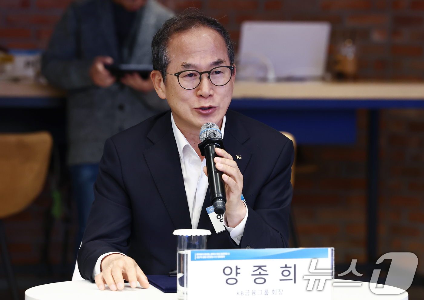 (서울=뉴스1) 김민지 기자 = 양종희 KB금융 회장이 30일 오후 서울 강남구 역삼 팁스타운에서 열린 벤처투자 활성화·모두의 창업 프로젝트 및 생산적 금융 대전환을 위한 업무협약 …