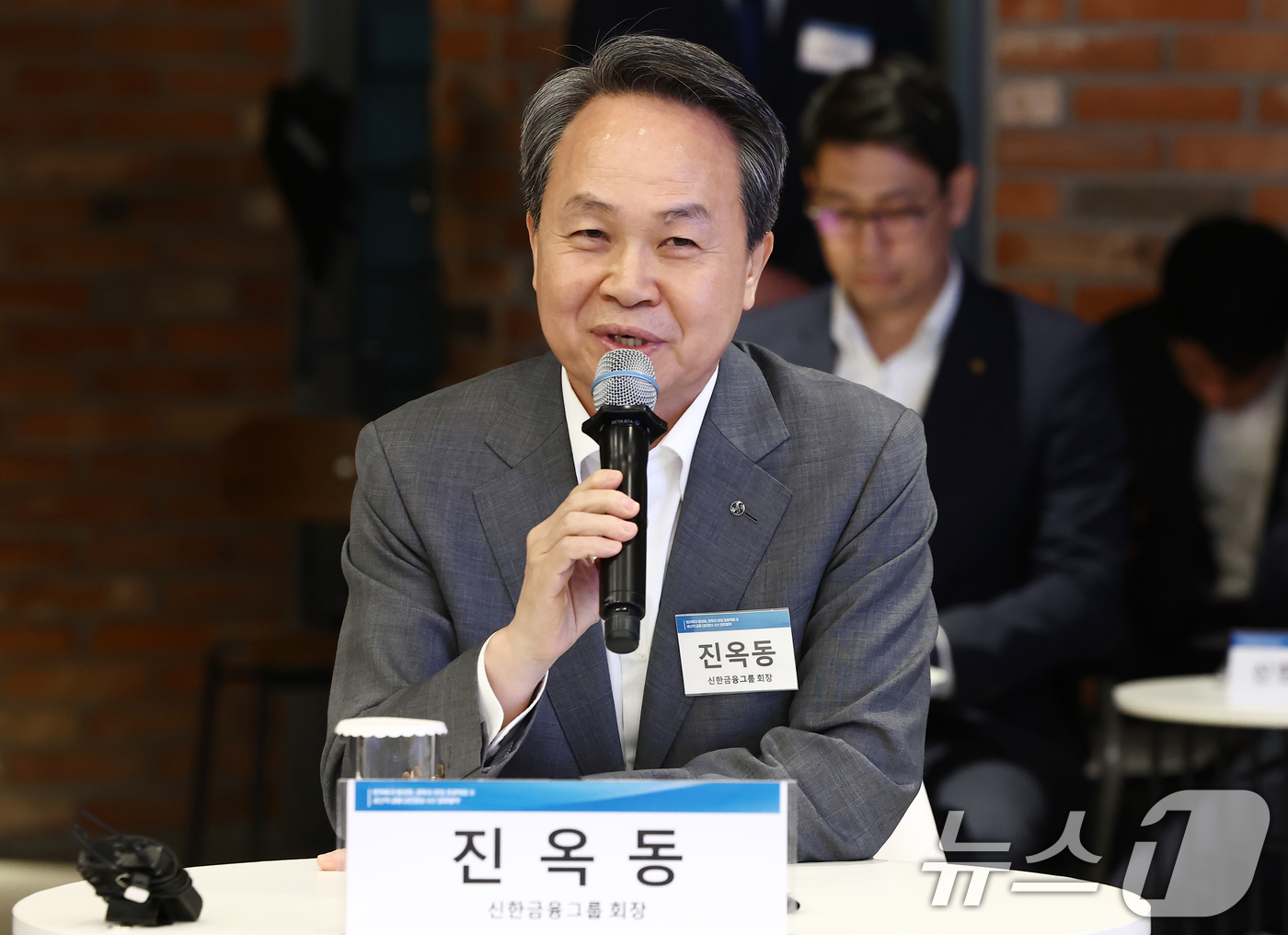 (서울=뉴스1) 김민지 기자 = 진옥동 신한금융 회장이 30일 오후 서울 강남구 역삼 팁스타운에서 열린 벤처투자 활성화·모두의 창업 프로젝트 및 생산적 금융 대전환을 위한 업무협약 …