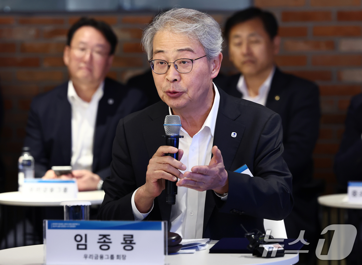 (서울=뉴스1) 김민지 기자 = 임종룡 우리금융 회장이 30일 오후 서울 강남구 역삼 팁스타운에서 열린 벤처투자 활성화·모두의 창업 프로젝트 및 생산적 금융 대전환을 위한 업무협약 …