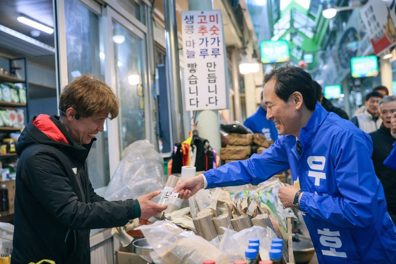 본문 이미지 - 지난달 19일 태백 황지시장에서 도민들을 만난 우상호 더불어민주당 강원도지사 후보의 사진(우상호 캠프 제공)