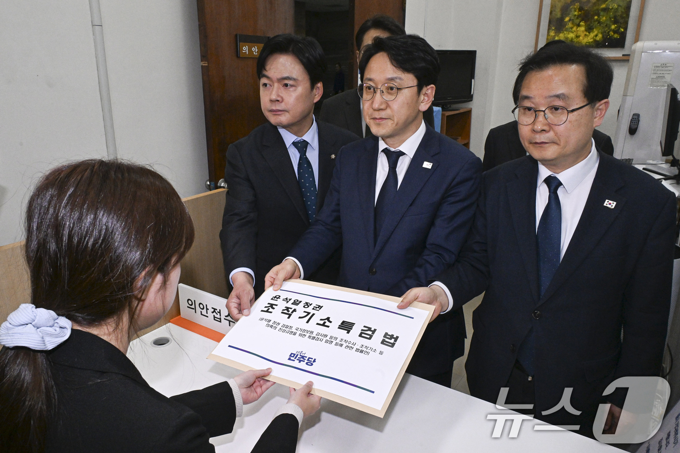 (서울=뉴스1) 신웅수 기자 = 천준호 더불어민주당 원내대표 직무대행과 국정조사특위 위원들이 30일 서울 여의도 국회 의안과에 '윤석열 정치검찰 조작기소 진상규명 특검법'을 제출하 …