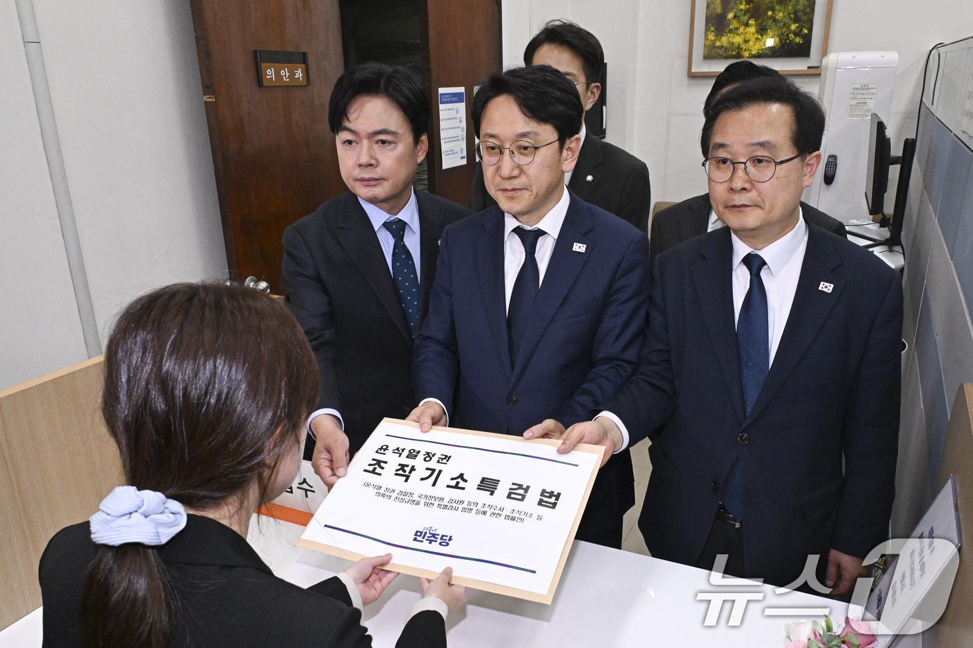 (서울=뉴스1) 신웅수 기자 = 천준호 더불어민주당 원내대표 직무대행과 국정조사특위 위원들이 30일 서울 여의도 국회 의안과에 '윤석열 정치검찰 조작기소 진상규명 특검법'을 제출하 …