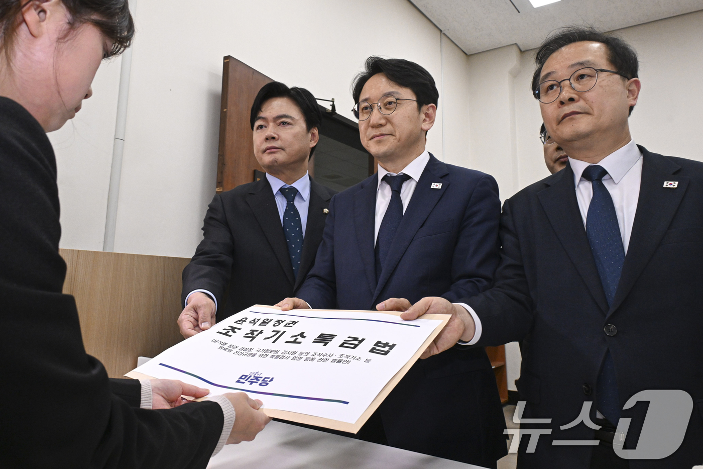 (서울=뉴스1) 신웅수 기자 = 천준호 더불어민주당 원내대표 직무대행과 국정조사특위 위원들이 30일 서울 여의도 국회 의안과에 '윤석열 정치검찰 조작기소 진상규명 특검법'을 제출하 …
