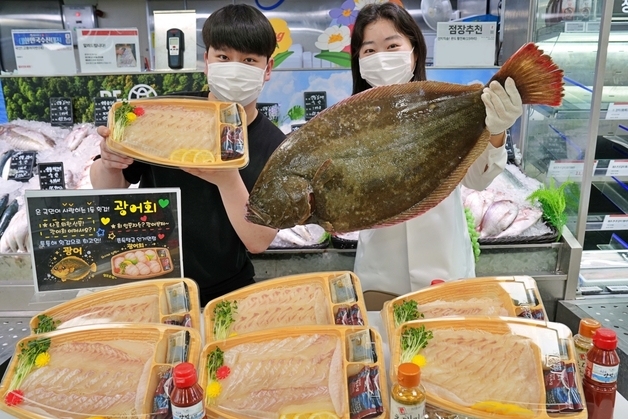 롯데마트, 자연산 대물 광어회 1만원대 할인 판매