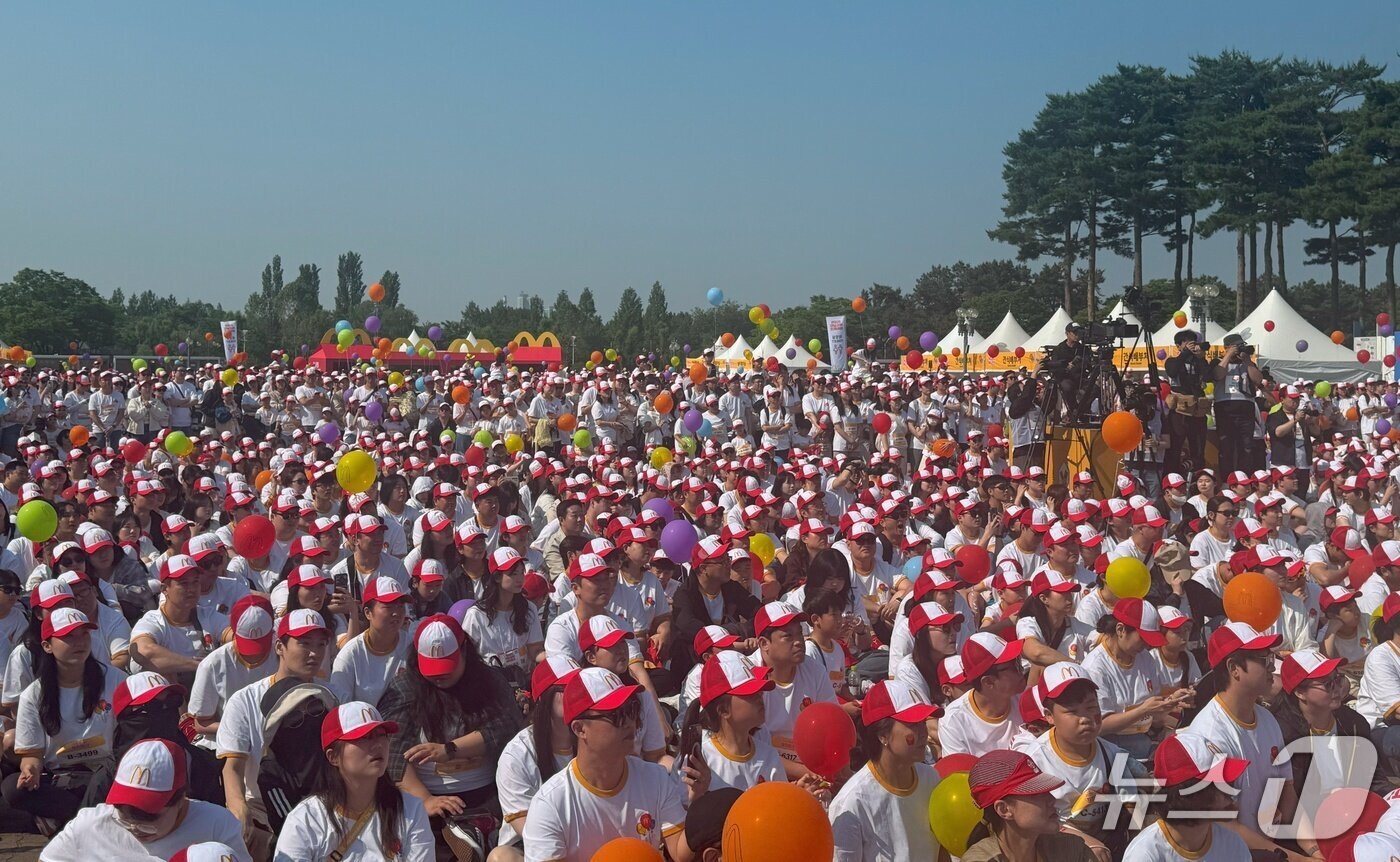 본문 이미지 - 지난해 서울 마포구 상암동 월드컵공원 평화광장에서 열린 '2025 맥도날드 해피워크'에 모자와 티셔츠를 맞춰 입은 참가자들이 모여들었다.2025.5.25 ⓒ News1 이강 기자