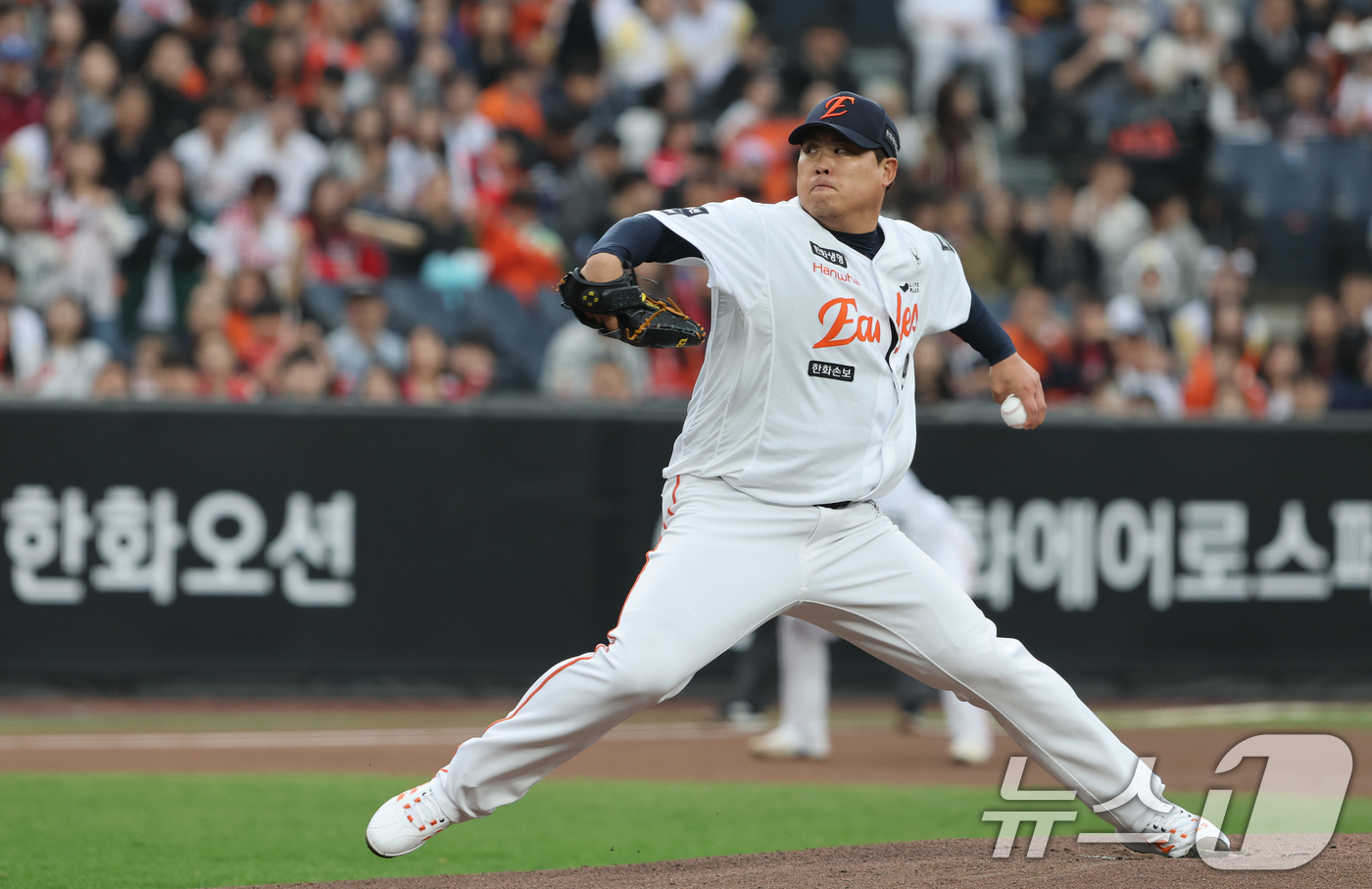 (대전=뉴스1) 김기태 기자 = 30일 대전 한화생명볼파크에서 열린 2026 신한 SOL KBO리그 SSG 랜더스와 한화 이글스 경기에서 한화 선발 투수 류현진이 역투하고 있다. …