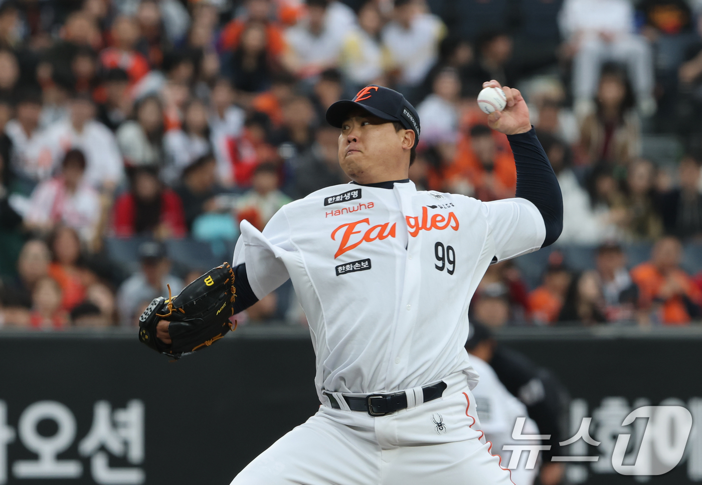 (대전=뉴스1) 김기태 기자 = 30일 대전 한화생명볼파크에서 열린 2026 신한 SOL KBO리그 SSG 랜더스와 한화 이글스 경기에서 한화 선발 투수 류현진이 역투하고 있다. …