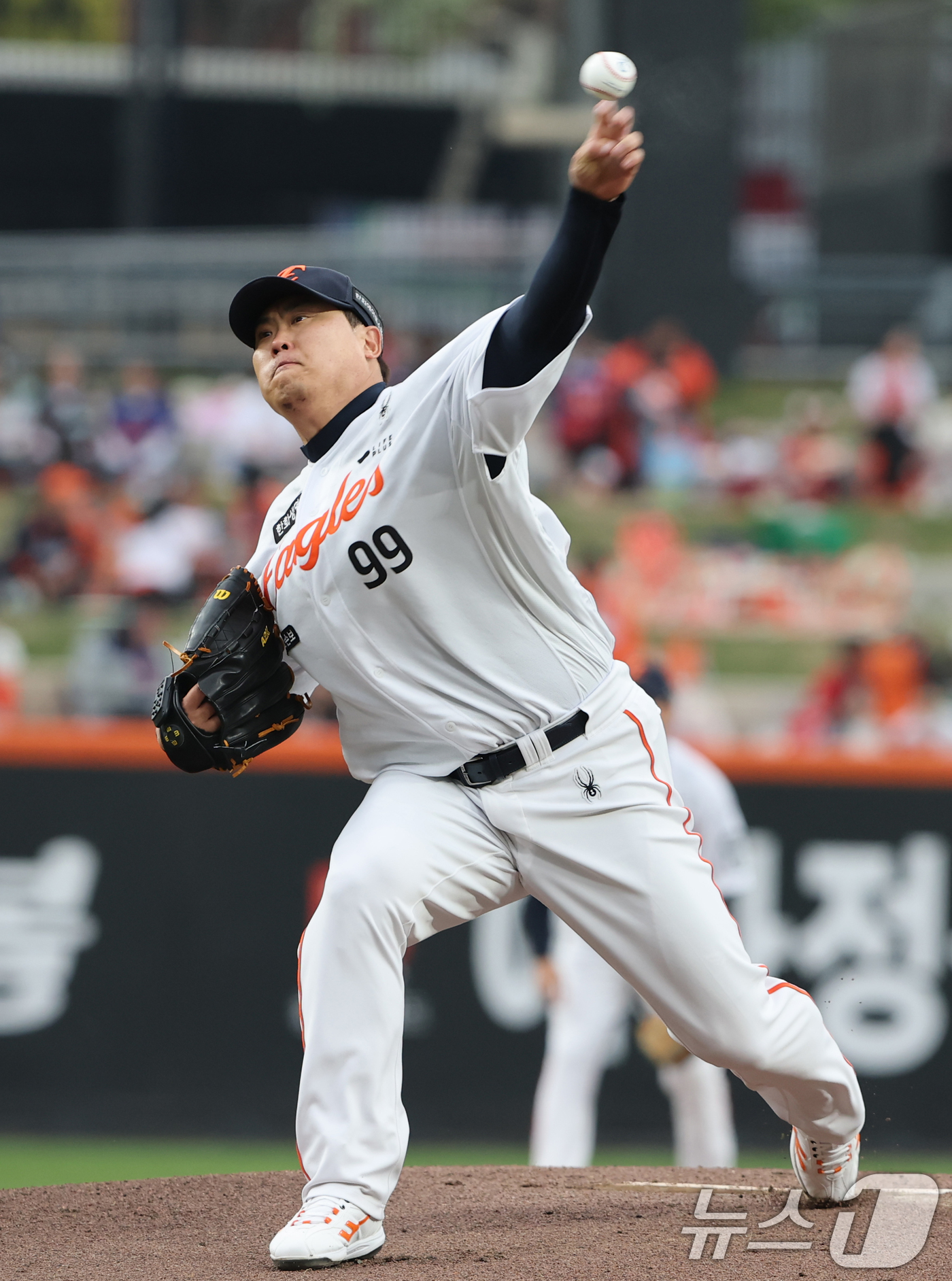 (대전=뉴스1) 김기태 기자 = 30일 대전 한화생명볼파크에서 열린 2026 신한 SOL KBO리그 SSG 랜더스와 한화 이글스 경기에서 한화 선발 투수 류현진이 역투하고 있다. …