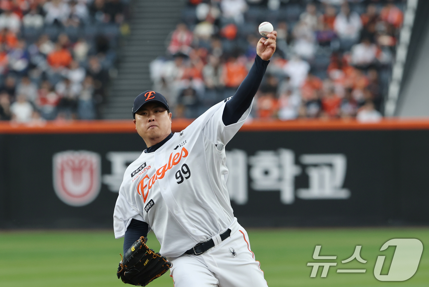 (대전=뉴스1) 김기태 기자 = 30일 대전 한화생명볼파크에서 열린 2026 신한 SOL KBO리그 SSG 랜더스와 한화 이글스 경기에서 한화 선발 투수 류현진이 역투하고 있다. …