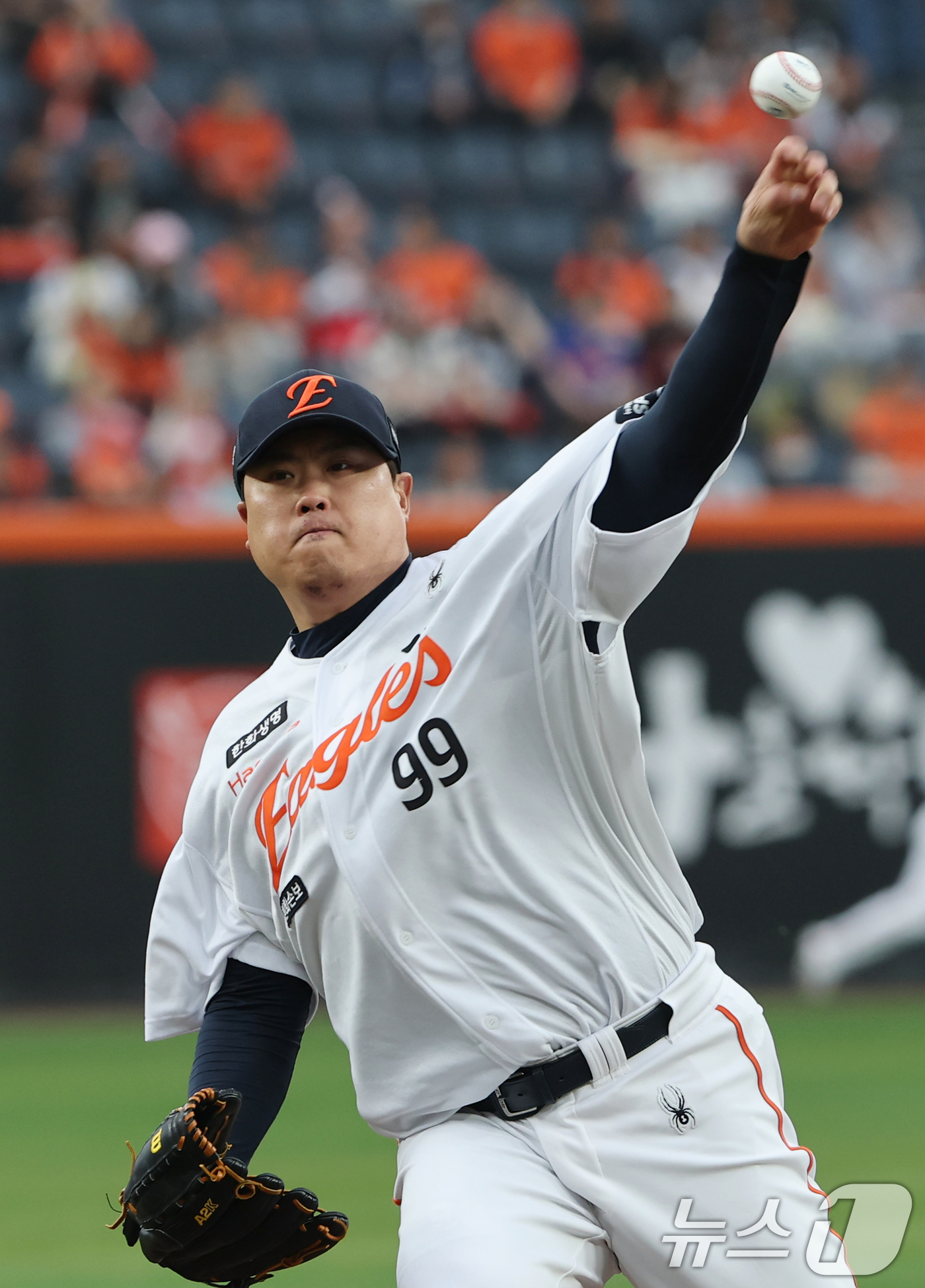 (대전=뉴스1) 김기태 기자 = 30일 대전 한화생명볼파크에서 열린 2026 신한 SOL KBO리그 SSG 랜더스와 한화 이글스 경기에서 한화 선발 투수 류현진이 역투하고 있다. …