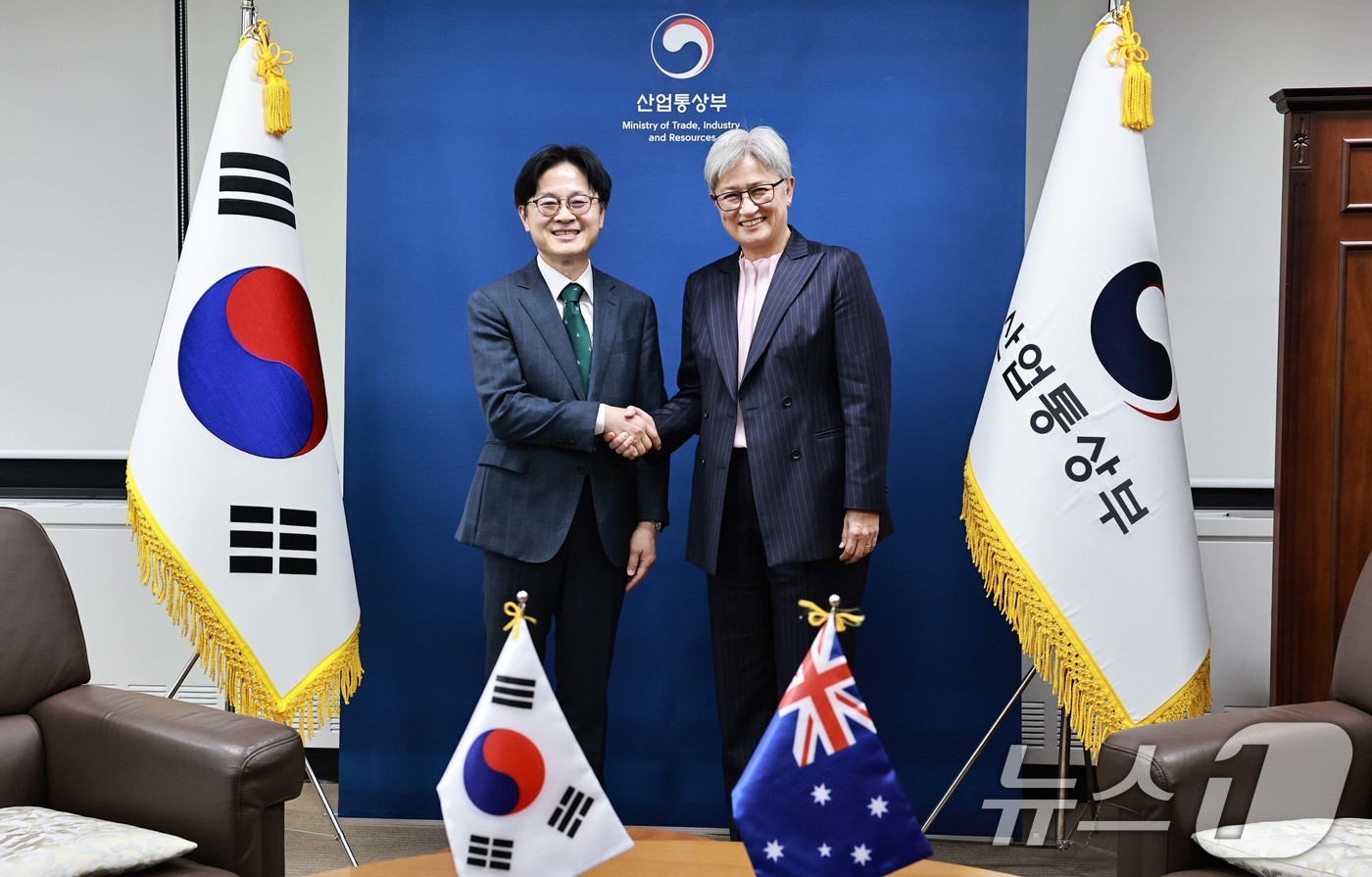 (서울=뉴스1) = 김정관 산업통상부 장관이 30일 정부서울청사 집무실에서 페니 웡(Penny Wong) 호주 외교 장관과 기념촬영을 하고 있다. (산업부 제공. 재판매 및 DB금 …