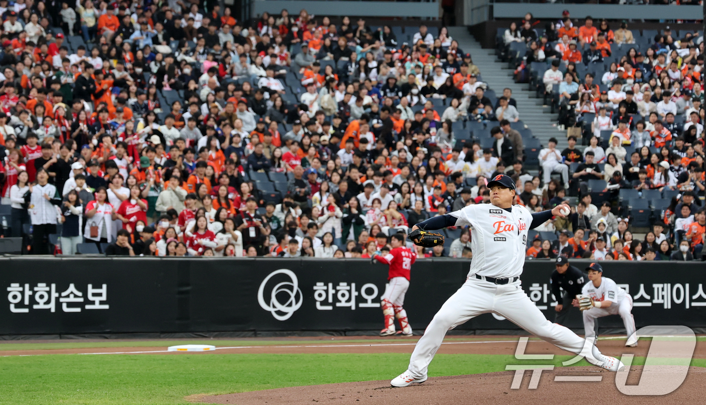 (대전=뉴스1) 김기태 기자 = 30일 대전 한화생명볼파크에서 열린 2026 신한 SOL KBO리그 SSG 랜더스와 한화 이글스 경기에서 한화 선발 투수 류현진이 역투하고 있다. …