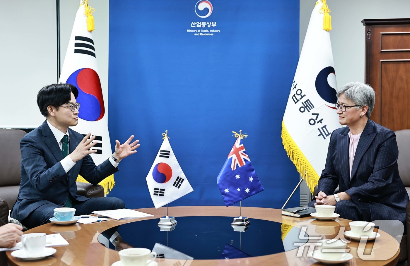 (서울=뉴스1) = 김정관 산업통상부 장관이 30일 정부서울청사 집무실에서 페니 웡(Penny Wong) 호주 외교 장관과 면담을 갖고 있다. (산업부 제공. 재판매 및 DB금지) …