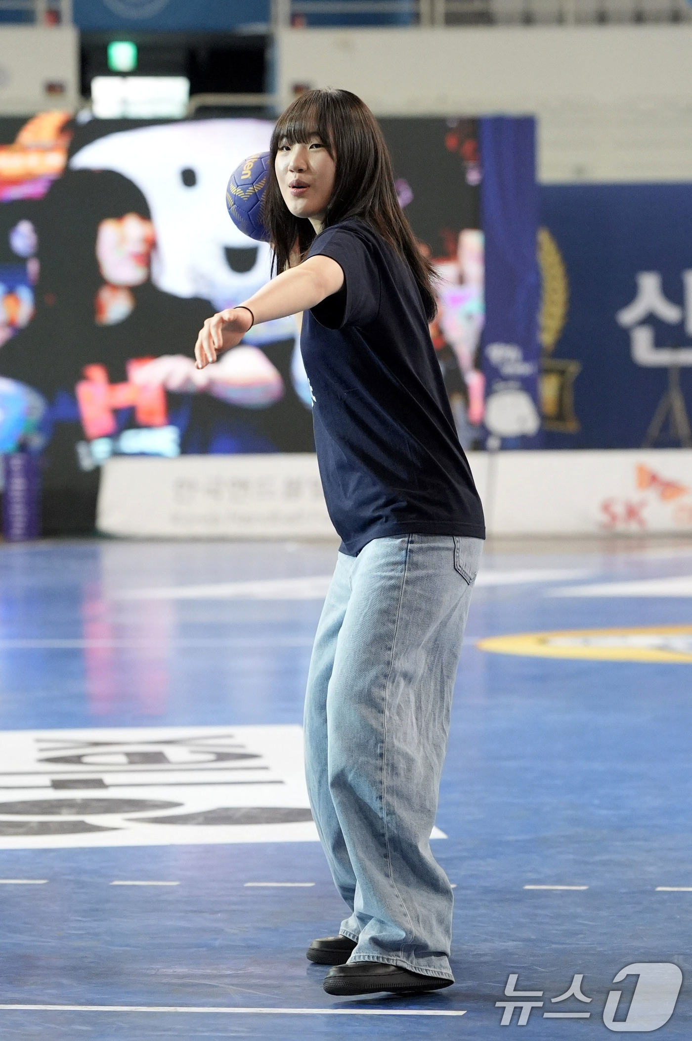 (서울=뉴스1) = 스노보드 국가대표 유승은 선수가 30일 오후 서울 송파구 올림픽공원 핸드볼경기장에서 열린 신한 SOL Bank 25-26 핸드볼 H리그 여자부 챔프 1차전 SK …
