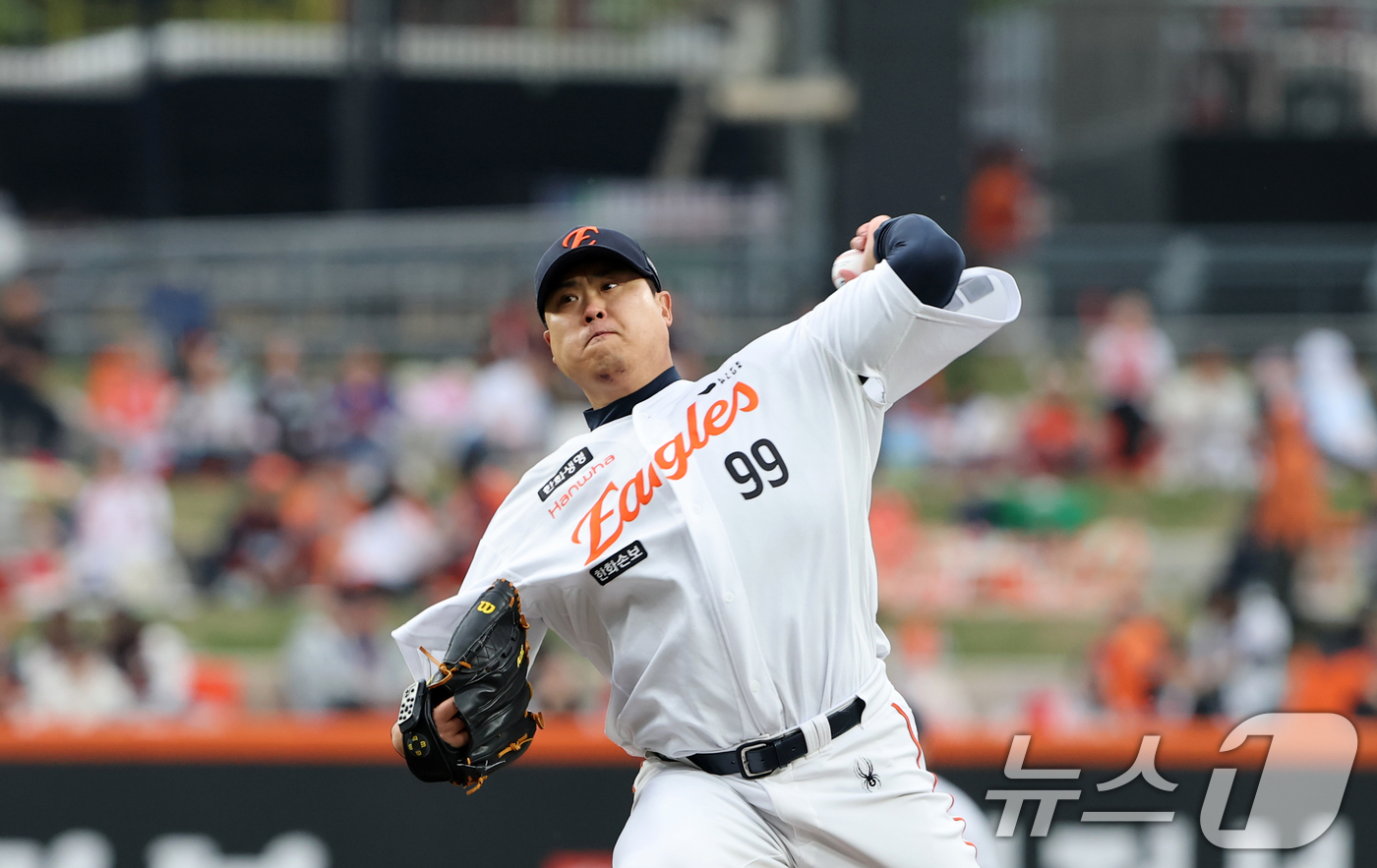 (대전=뉴스1) 김기태 기자 = 30일 대전 한화생명볼파크에서 열린 2026 신한 SOL KBO리그 SSG 랜더스와 한화 이글스 경기에서 한화 선발 투수 류현진이 역투하고 있다. …