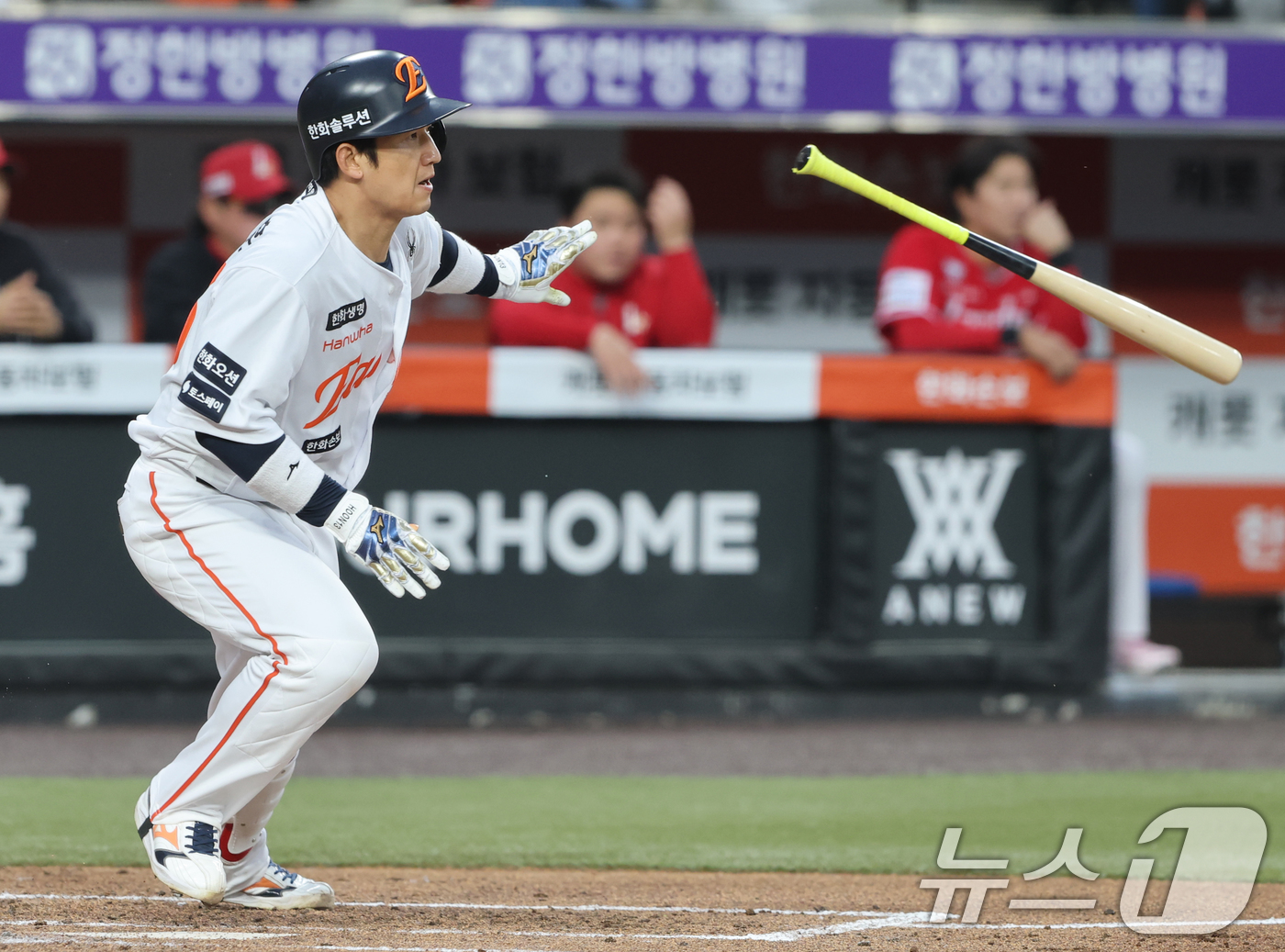 (대전=뉴스1) 김기태 기자 = 30일 대전 한화생명볼파크에서 열린 2026 신한 SOL KBO리그 SSG 랜더스와 한화 이글스 경기에서 2회말 2사 2루 상황 한화 최재훈이 1타 …