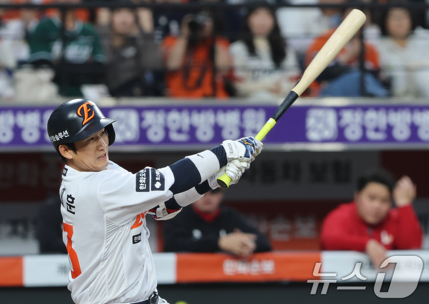 (대전=뉴스1) 김기태 기자 = 30일 대전 한화생명볼파크에서 열린 2026 신한 SOL KBO리그 SSG 랜더스와 한화 이글스 경기에서 2회말 2사 2루 상황 한화 최재훈이 1타 …