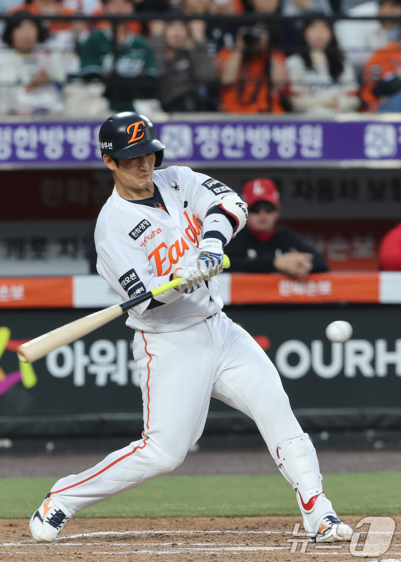 (대전=뉴스1) 김기태 기자 = 30일 대전 한화생명볼파크에서 열린 2026 신한 SOL KBO리그 SSG 랜더스와 한화 이글스 경기에서 2회말 2사 2루 상황 한화 최재훈이 1타 …