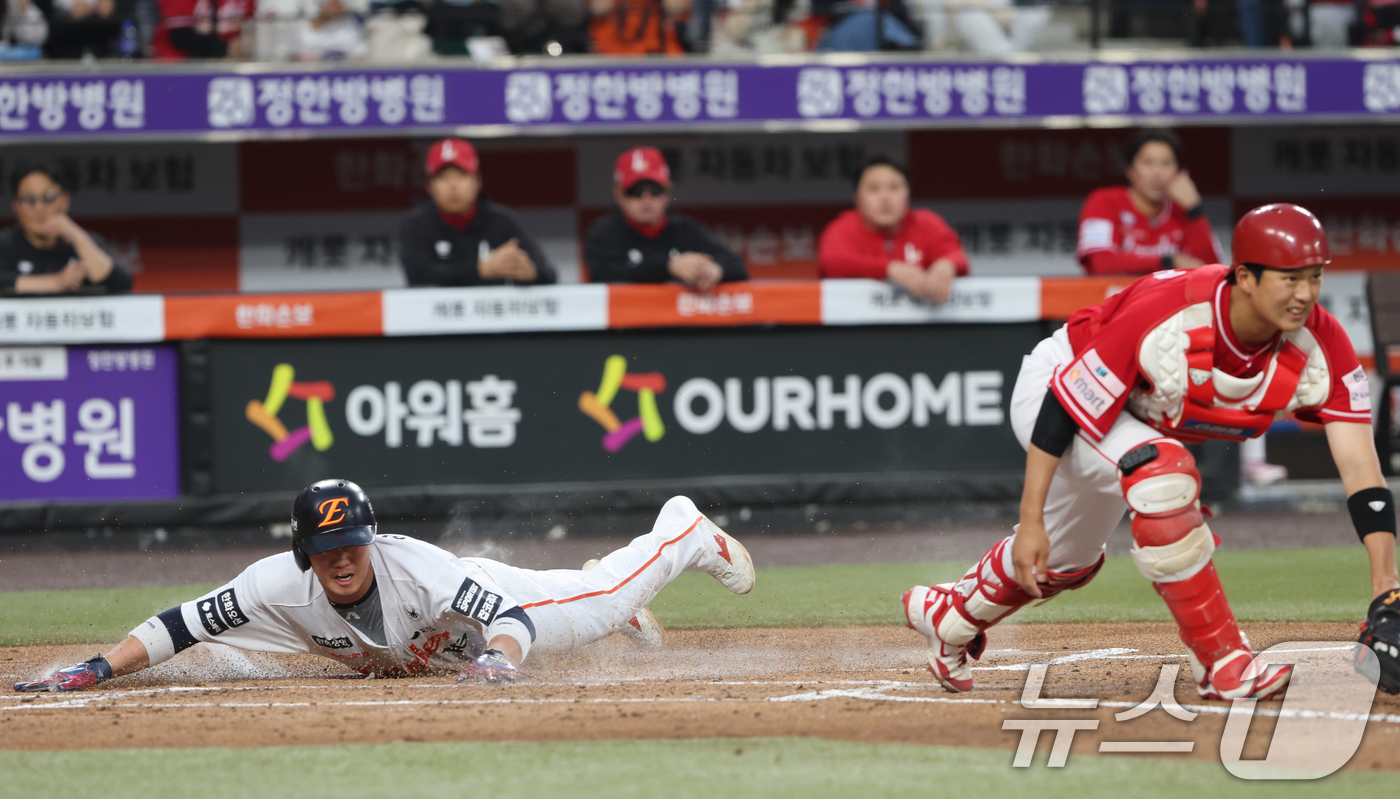 (대전=뉴스1) 김기태 기자 = 30일 대전 한화생명볼파크에서 열린 2026 신한 SOL KBO리그 SSG 랜더스와 한화 이글스 경기에서 2회말 2사 2루 상황 한화 최재훈의 1타 …