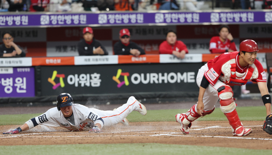 홈 슬라이딩하는 하주석