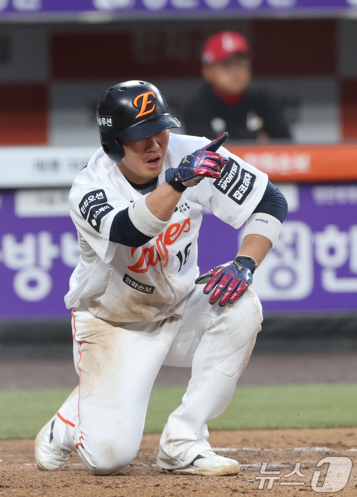 (대전=뉴스1) 김기태 기자 = 30일 대전 한화생명볼파크에서 열린 2026 신한 SOL KBO리그 SSG 랜더스와 한화 이글스 경기에서 2회말 2사 2루 상황 한화 최재훈의 1타 …