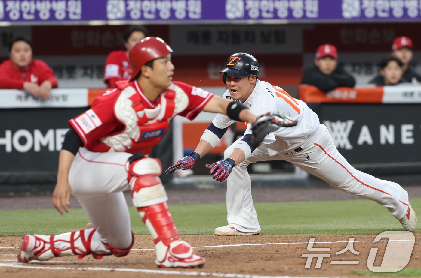 (대전=뉴스1) 김기태 기자 = 30일 대전 한화생명볼파크에서 열린 2026 신한 SOL KBO리그 SSG 랜더스와 한화 이글스 경기에서 2회말 2사 2루 상황 한화 최재훈의 1타 …