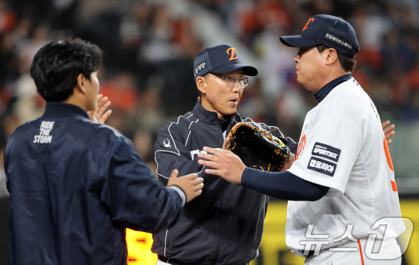 (대전=뉴스1) 김기태 기자 = 30일 대전 한화생명볼파크에서 열린 2026 신한 SOL KBO리그 SSG 랜더스와 한화 이글스 경기에서 한화 선발 투수 류현진이 4회초를 마무리하 …