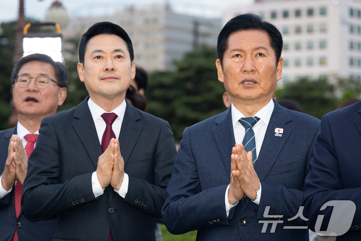 (서울=뉴스1) 유승관 기자 = 더불어민주당 정청래(오른쪽), 국민의힘 장동혁 대표가 30일 서울 여의도 국회 중앙잔디광장에서 열린 부처님오신날 봉축점등식에서 합장을 하고 있다. …