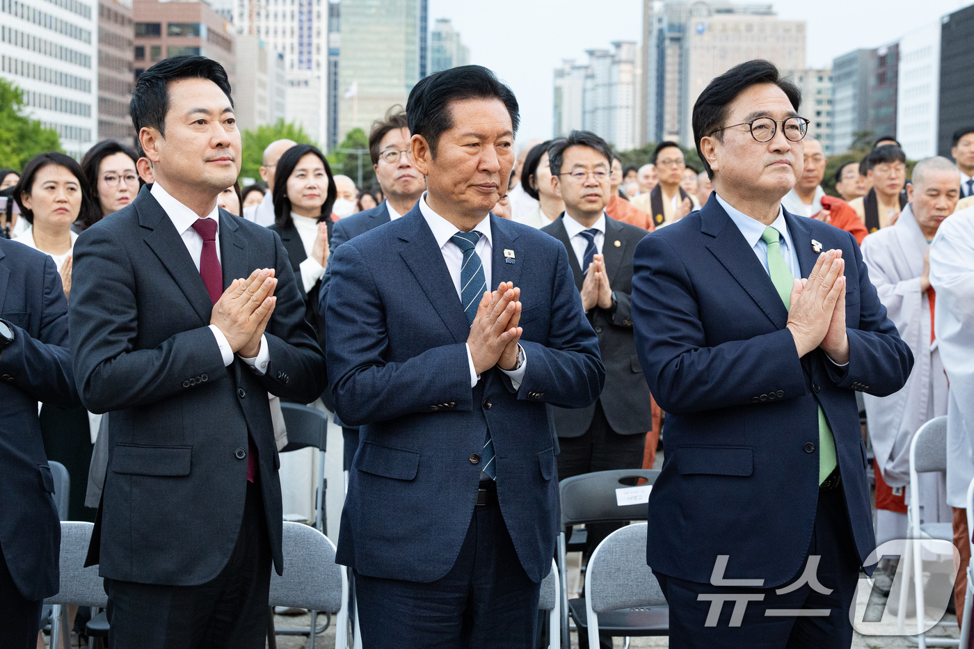 (서울=뉴스1) 유승관 기자 = 우원식 국회의장과 여야 대표를 비롯한 참석자들이 30일 서울 여의도 국회 중앙잔디광장에서 열린 부처님오신날 봉축점등식에서 합장을 하고 있다. 오른쪽 …