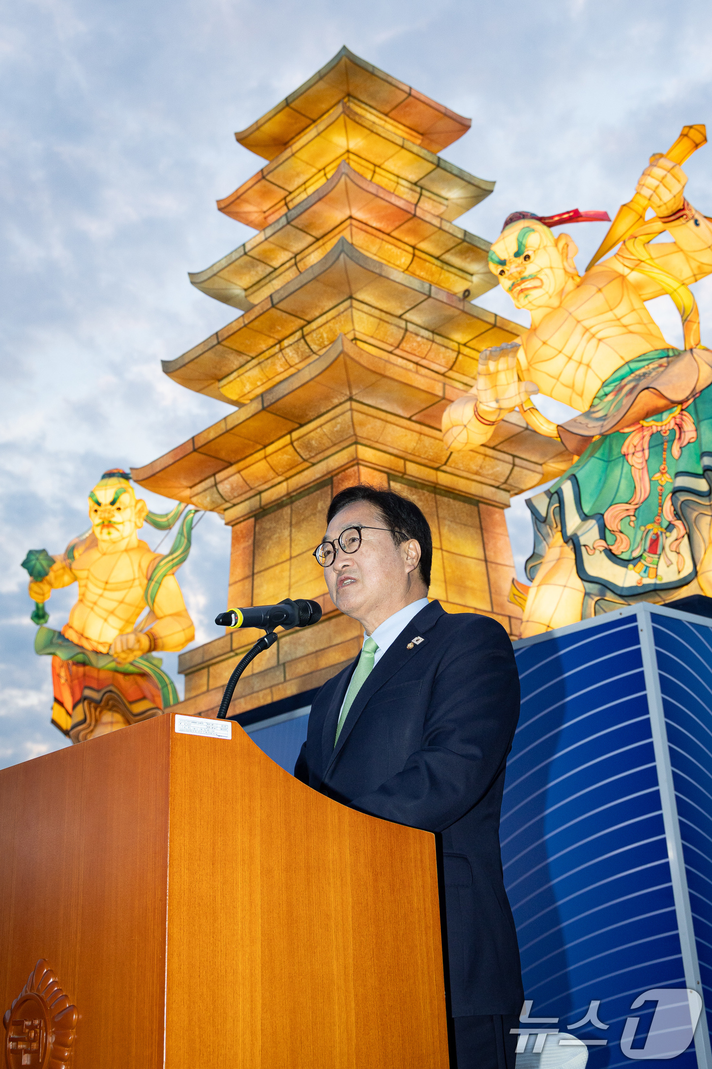 (서울=뉴스1) 유승관 기자 = 우원식 국회의장이 30일 서울 여의도 국회 중앙잔디광장에서 열린 부처님오신날 봉축점등식에서 축사를 하고 있다. 2026.4.30/뉴스1