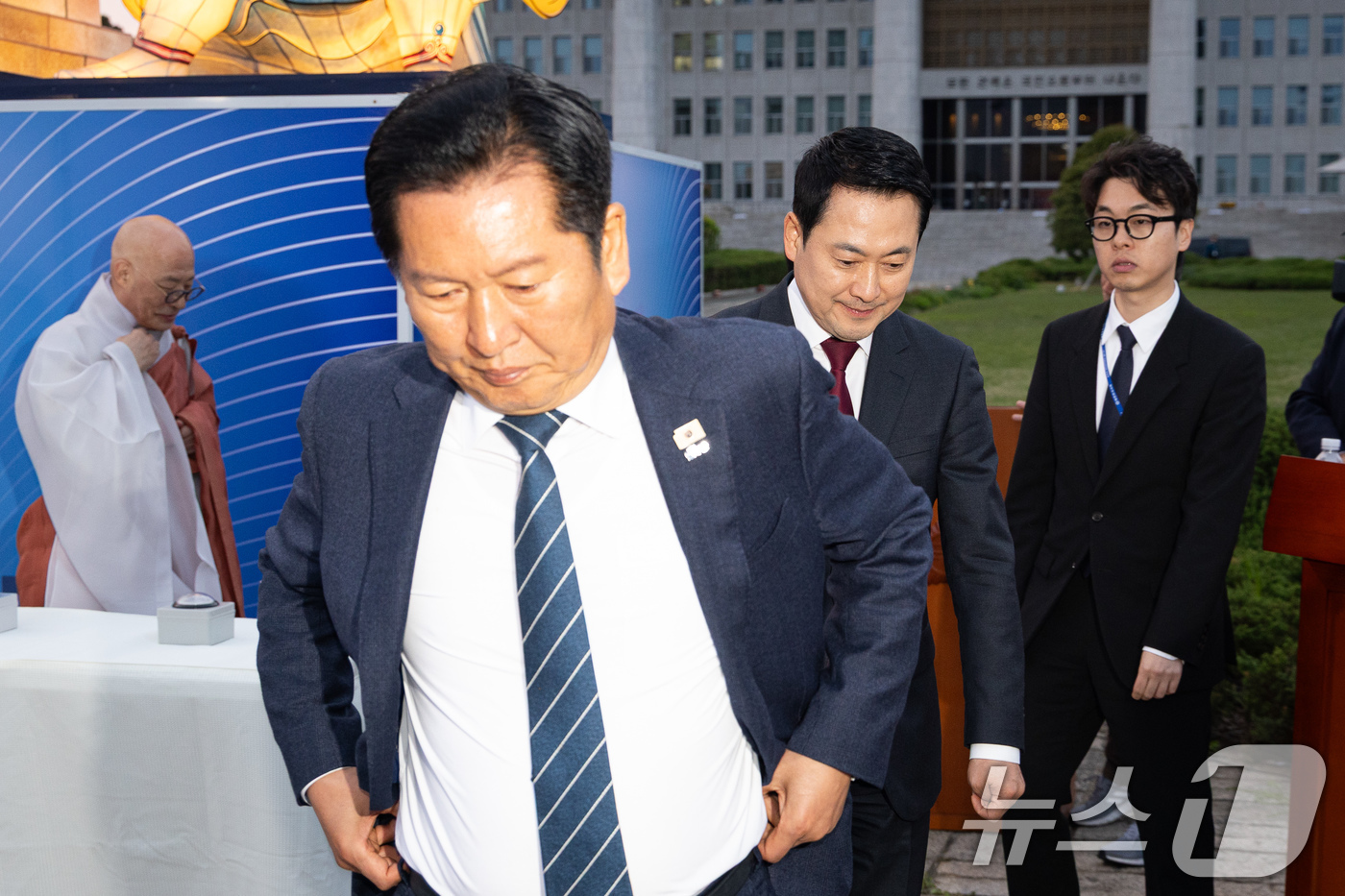 (서울=뉴스1) 유승관 기자 = 더불어민주당 정청래(왼쪽), 국민의힘 장동혁 대표가 30일 서울 여의도 국회 중앙잔디광장에서 열린 부처님오신날 봉축점등식에 참석하고 있다. 2026 …