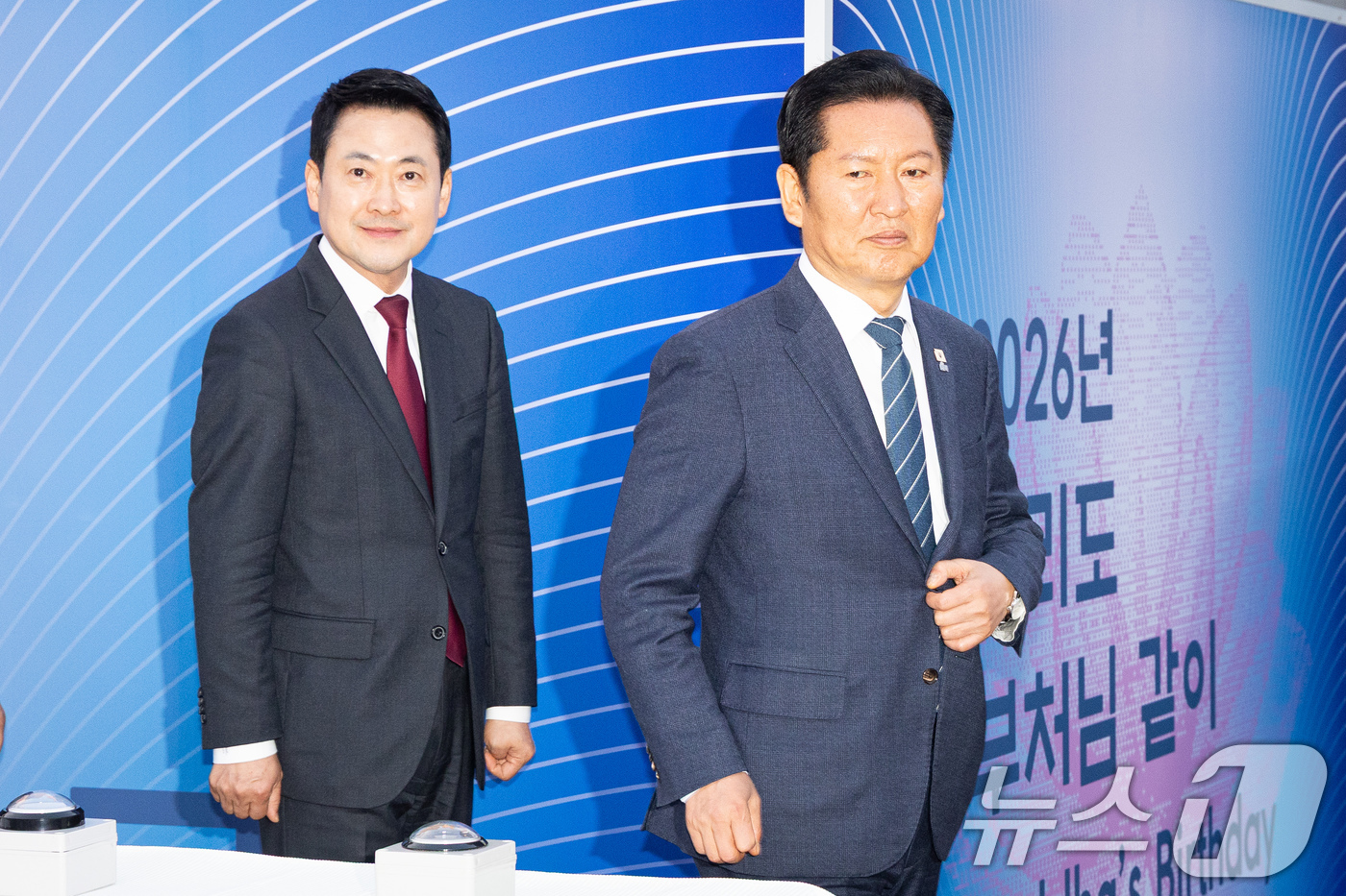 (서울=뉴스1) 유승관 기자 = 더불어민주당 정청래(오른쪽), 국민의힘 장동혁 대표가 30일 서울 여의도 국회 중앙잔디광장에서 열린 부처님오신날 봉축점등식에 참석하고 있다. 202 …