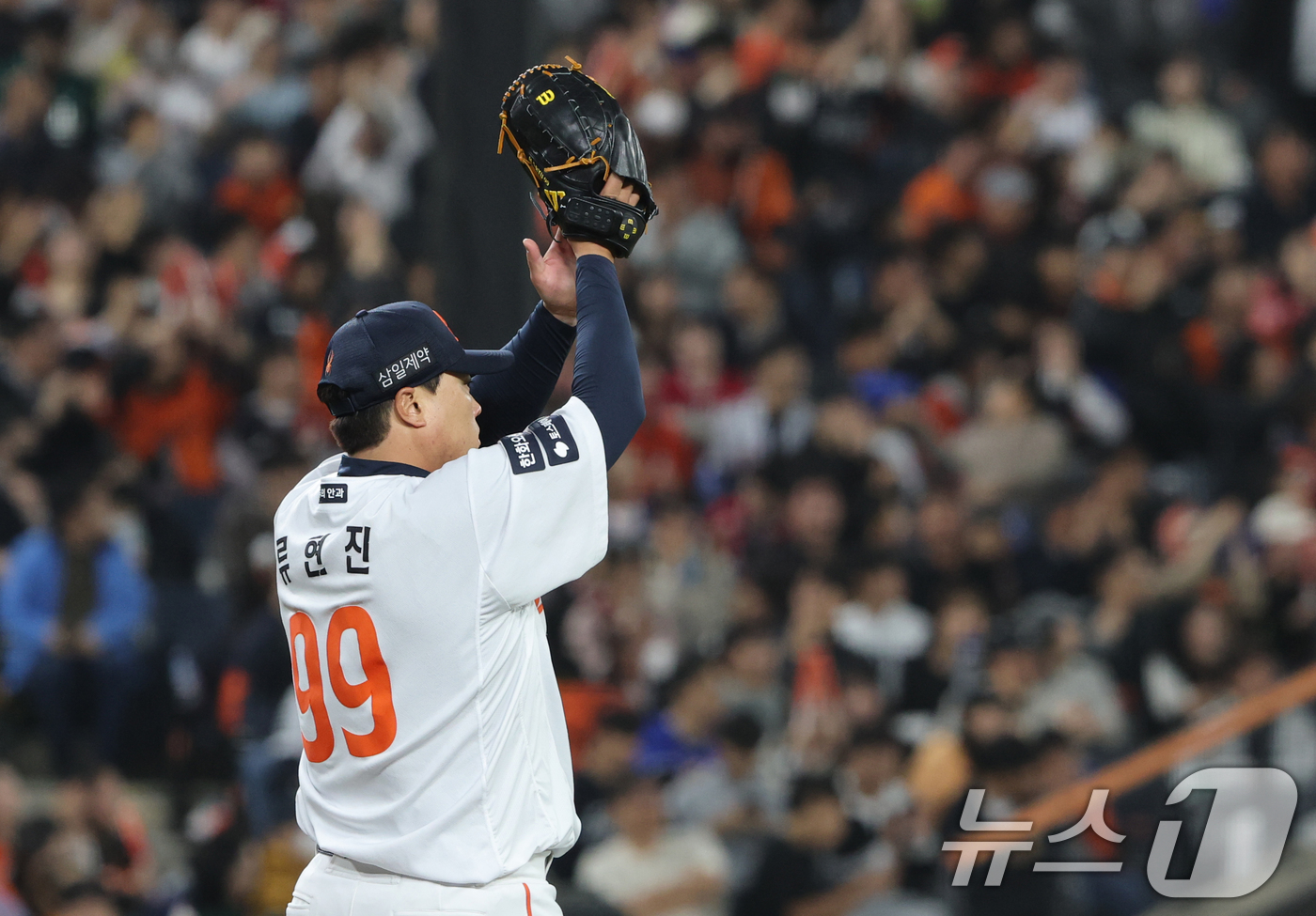 (대전=뉴스1) 김기태 기자 = 30일 대전 한화생명볼파크에서 열린 2026 신한 SOL KBO리그 SSG 랜더스와 한화 이글스 경기에서 한화 선발 투수 류현진이 중견수 이원석의 …