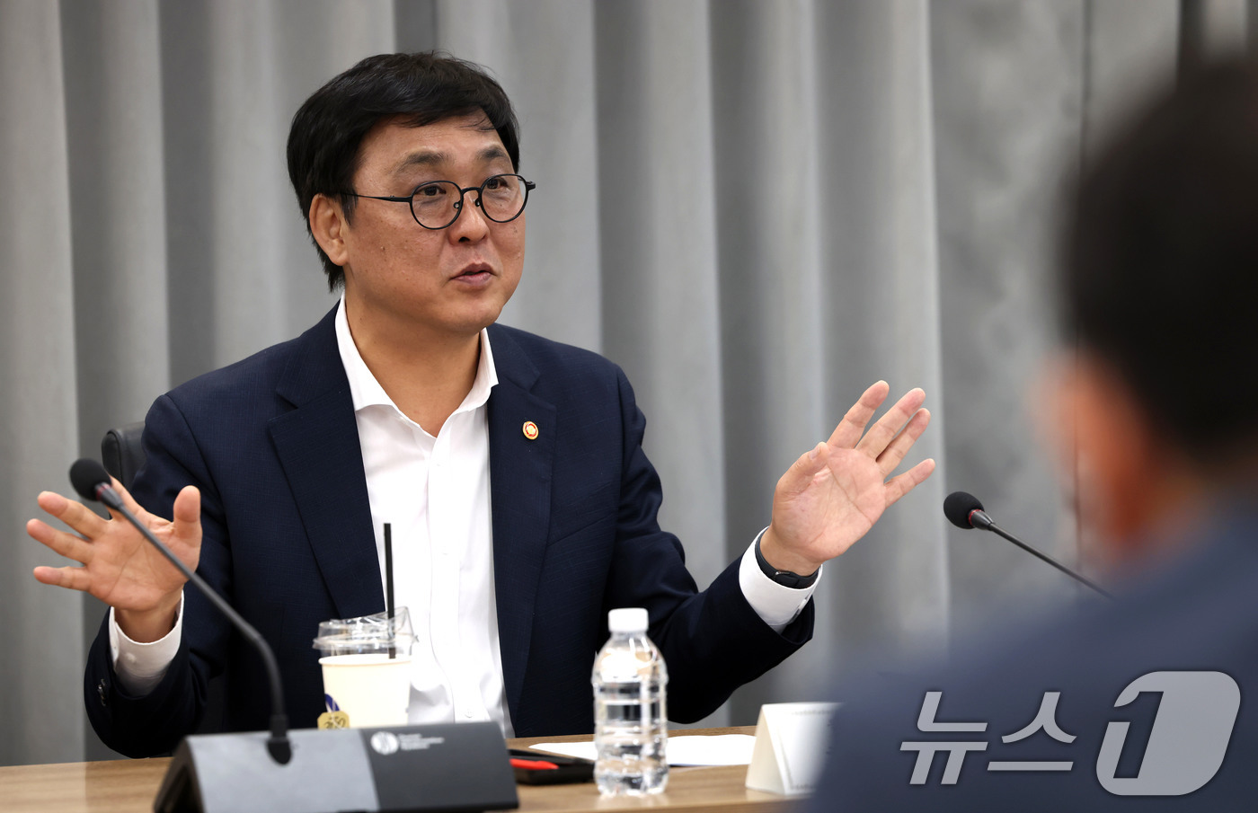 (서울=뉴스1) = 최휘영 문화체육관광부 장관이 30일 서울 종로구 국립현대미술관 서울관에서 열린 공공기관의 지역서점 도서 구매 활성화를 위한 간담회에서 발언하고 있다. (문화체육 …